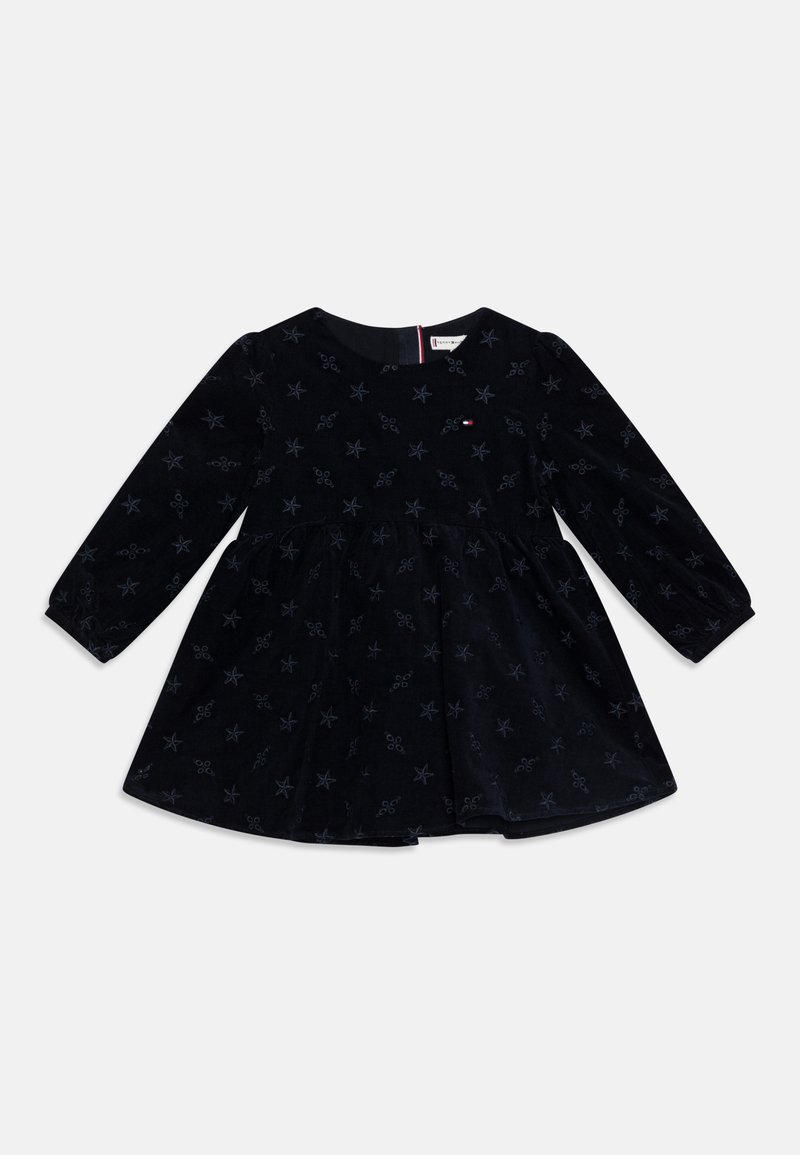 Schwarzes Samtkleid mit langen Ärmeln, rundem Ausschnitt und schwingendem Rock, der ein Sternmuster und subtile Akzentdetails aufweist.