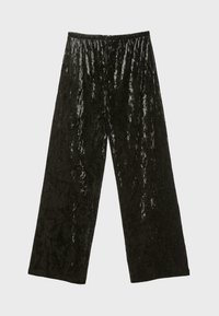 Čierne široké nohavice z drveného zamatového materiálu s elastickým pásom, vystavené v rovine na neutrálnom pozadí.