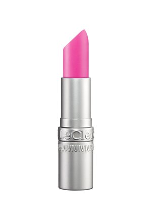Leuchtend pinker Lippenstift in einer silbernen Metallhülse mit dekorativer Prägung auf weißem Hintergrund.