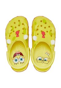 Zoccoli gialli con il volto di SpongeBob SquarePants sulla soletta, con dettagli a forma di mano e fori di ventilazione sulla tomaia.
