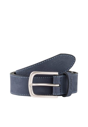Ceinture en cuir bleu marine avec surpiqûres bleu clair et boucle métallique argentée, roulée avec le nom de la marque embossé sur la boucle.