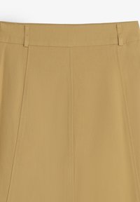 Katoenen rok in een lichte gele tint, met een soepele textuur, plooien en een aansluitende tailleband met minimale stikseldetails.