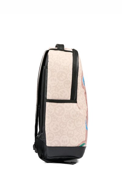 Plecak z różowym materiałem w wzory, czarnymi detalami i unikalnym wzornictwem. Posiada suwaki i wyściełane paski dla komfortu.