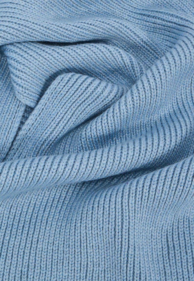 Helles, blaues Strickgewebe mit gerippter Textur, das aus weichen, feinen Garnen besteht, die in Falten angeordnet sind und eine glatte, gleichmäßige Oberfläche zeigen.