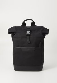 Mochila negra tipo roll-top hecha de tejido duradero con cierre de correa, que cuenta con un bolsillo frontal, acentos de cuero y un diseño minimalista.