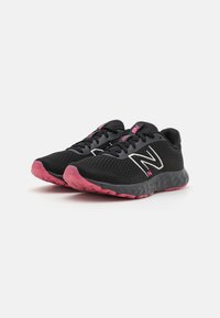 New Balance 520V8 - Katujuoksukengät - black