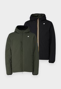 To hættetrøjer med isolering, en olivengrøn med skjult frontlynlås og en sort med synlig frontlynlås og farvet trim.