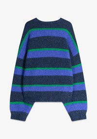 Blå- och grönrandig tröja i ett mjukt, texturerat tyg. Har en rundad halsringning och vida ärmar, med horisontella ränder i varierande bredd.