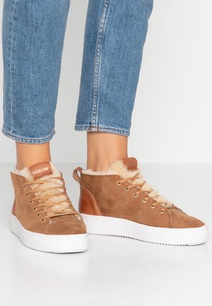 High-top trainers - rust