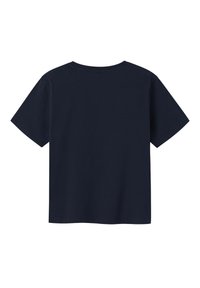 Camiseta azul marino lisa mostrada desde atrás, con mangas cortas y un escote redondeado sobre un fondo blanco.