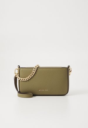 Olivengrøn tekstureret læder crossbody taske med guldkæde og Michael Kors-logo foran mod hvid baggrund.
