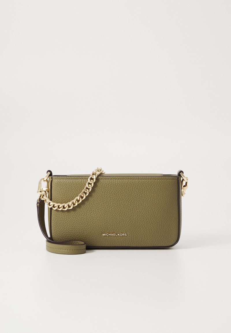 Sac bandoulière en cuir texturé vert olive avec chaîne dorée et logo Michael Kors sur le devant, sur fond blanc.