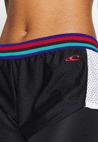 Pantalones cortos deportivos negros con un material de malla texturizada, que cuentan con una cintura de rayas multicolores y un pequeño logo rojo en el lateral.