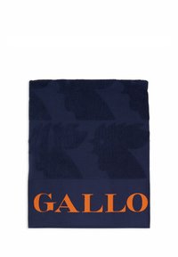 Asciugamano blu navy con un motivo a silhouette testurizzato e una stampa arancione "GALLO" lungo il bordo inferiore. Tessuto morbido e assorbente.