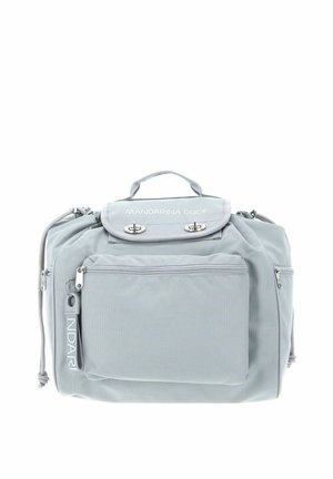 Sac à dos en nylon gris avec poignée supérieure réglable, fermeture éclair, poche avant et détail logo. Tissu texturé avec accents lisses.