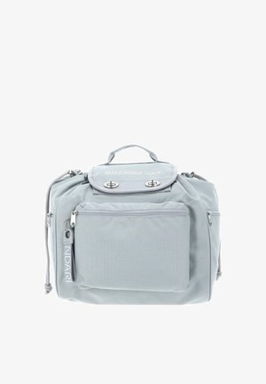 Sac à dos en nylon gris avec poignée supérieure réglable, fermeture éclair, poche avant et détail logo. Tissu texturé avec accents lisses.