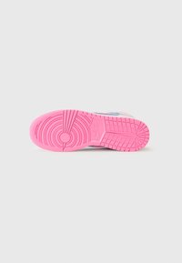 Nike superge z roza gumijastim podplatom, teksturiranimi vzorci in modrim zgornjim delom z belimi detajli. Trajna in strukturirana zasnova za udobje.
