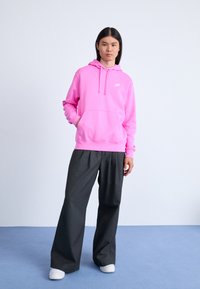 Nike Sportswear SPORTSWEAR CLUB FLEECE - Ikdienas džemperis - playful pink