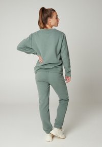 Protest PRTMANSIRI - Sudadera - glass bottlegreen