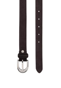 Cinturón de ante negro con hebilla de metal plateado, que presenta un acabado suave, múltiples agujeros de ajuste y un diseño de punta redondeada.