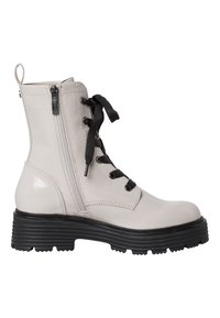 Bota de tobillo de cuero gris claro con cordones negros, cremallera lateral, suela texturizada, puntera redondeada y tacón plataforma grueso negro.