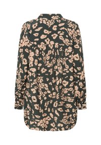 Chemise à manches longues en tissu vert foncé avec un imprimé floral crème et beige, dotée d'un col et de détails plissés à l'arrière.