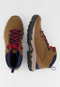 Brązowe buty trekkingowe z czerwonymi sznurówkami, z wyściełaną podeszwą, ciemną gumową podeszwą i siateczkowymi akcentami wzdłuż kołnierza i boków.