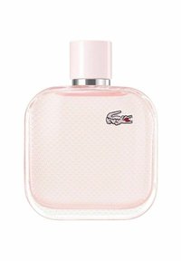 Neliön muotoinen vaaleanpunainen lasinen parfyymipullo, jossa on teksturoitu pinta ja hopeiset yksityiskohdat; sisältää pienen kirjontakrokotiililogon.