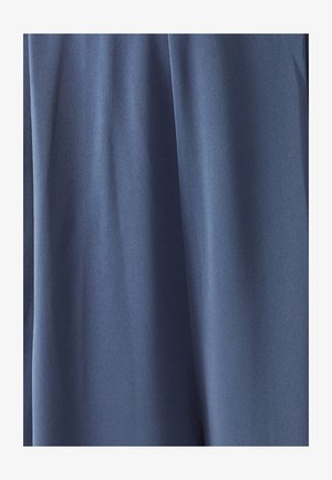 Pehme sinine kangas, millel on sile tekstuur, mis langeb õrnalt. Materjal näeb välja kerge ja sobib nii igapäevaste kui ka ametlike riietuste jaoks.