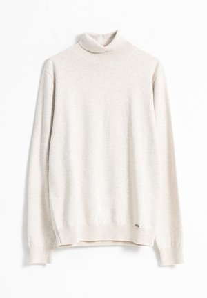 Suéter de cuello alto beige hecho de tela suave, con puños y dobladillo acanalados, y un acabado texturizado sutil.