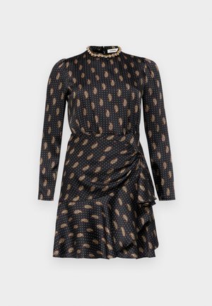 Ilga rankovė juoda suknelė su taškiniais raštais ir paisley akcentais, su suraukta šonu ir banguota apatine dalimi; dekoratyviniai perlais apjuostas kaklo iškirpimas.