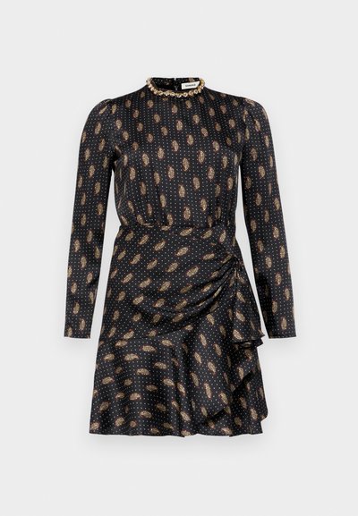 Langærmet sort kjole med prikket mønster og paisley-detaljer, med en samlet side og en volangkant; perledetalje ved halsudskæringen.