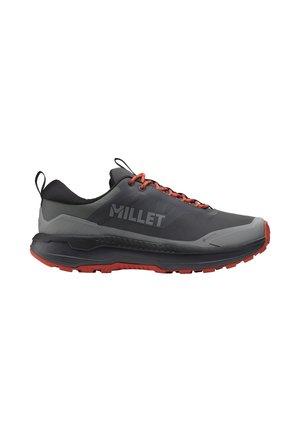 Chaussure de randonnée gris foncé et noire avec des lacets et une semelle rouges, logo "MILLET" sur le côté, et boucles pour tirer au talon et à la languette.