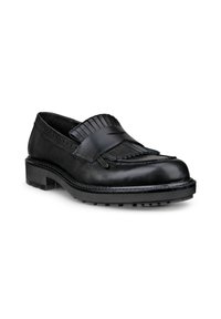 Mocassin en cuir noir avec un accent à franges. Présente un embout arrondi, une tige texturée et une semelle basse et robuste.