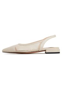Scarpa slingback beige in rete con punta allungata, tacco piatto e parte superiore texture. Presenta un design minimalista con un cinturino posteriore liscio.