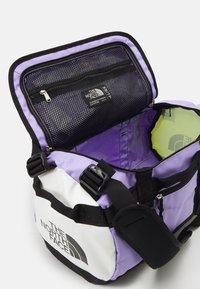 The North Face BASE CAMP DUFFEL - XS - Reiseveske - optic violet/astro lime/white dune