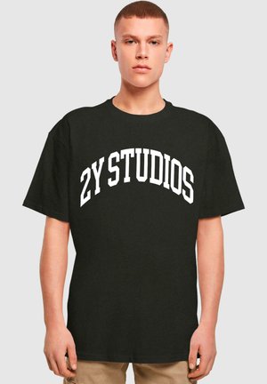 Sort bomulds T-shirt med fed hvid bøjet tekst "2Y STUDIOS." Korte ærmer, rund halsudskæring, afslappet pasform og glat tekstur.