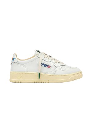 Sneaker bianco basso con suola beige, lacci, piccolo logo della bandiera USA sul lato e marchio colorato sulla linguetta del tallone.