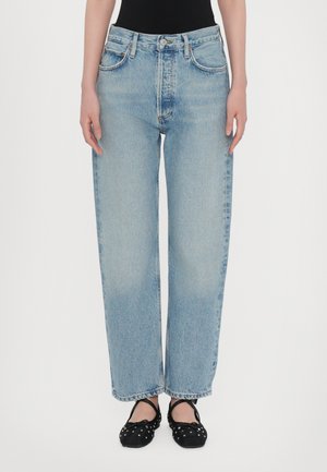 Svetlo modre široke kavbojke iz jeansa z visokim pasom, petimi žepi in šivi kot dodatki. Gladek tekstura z udobnim sproščenim krojem in skrajšano dolžino.