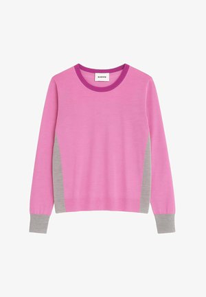 Langärmliger rosa Pullover mit lila Kragen, grauen Seitenteilen und grauen Bündchen, dargestellt auf weißem Hintergrund.