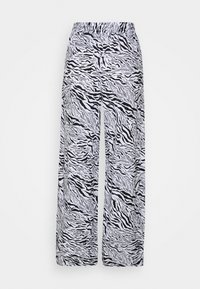 Czarno-białe spodnie typu wide-leg w zebra-print z elastycznym paskiem; gładka tekstura materiału, luźny krój.