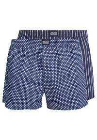 Två par herrboxershorts: en med blå diamantmönster och en med blå vertikala ränder. Båda har elastiska midjeband och framknappar.