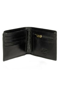 Portafoglio in pelle nera con più scomparti per carte, tasca con zip per monete e brand embossato. Texture liscia e design rettangolare.