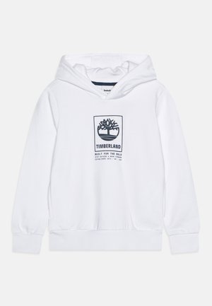Haut à capuche blanc avec un logo central représentant une silhouette d'arbre et le texte "Timberland". Tissu doux, poignets et ourlet côtelés. Capuche avec cordon de serrage ajustable.