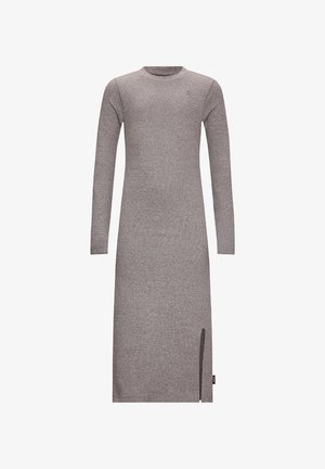 Abito grigio a maniche lunghe, in maglia a costine, con scollo a giro e spacco laterale, lunghezza al ginocchio, design semplice e aderente.