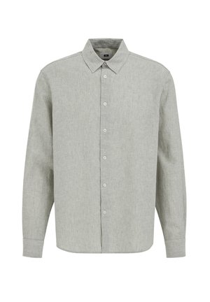 Chemise à manches longues gris clair avec col pointu et texture subtile à rayures verticales.
