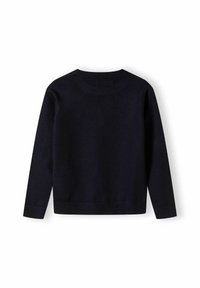 Temno moder pleteni pulover z dolgimi rokavi in okroglo ovratnikom, z rebrastimi manšetami in robom, gladko teksturo ter brez vidnih vzorcev.