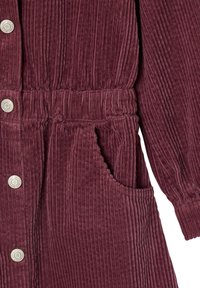 Bordeaux-rotes Corduroykleid mit strukturierter Oberfläche, Knopfverschlüssen, elastischem Taillenbund und Seitentasche, mit vertikalen Rippungen und langen Ärmeln.