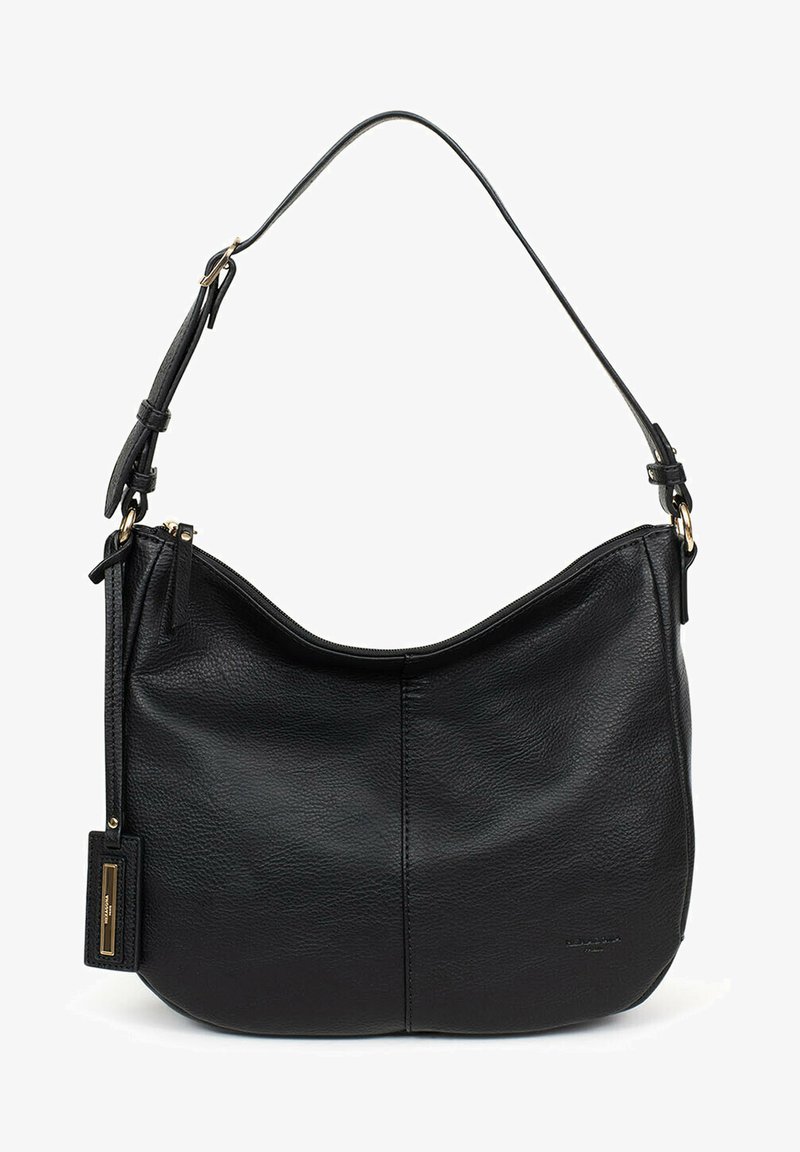 Borsa a tracolla in pelle nera con forma curvata, superficie testurizzata, tracolla regolabile e dettagli in metallo dorato. Scomparto principale con zip.