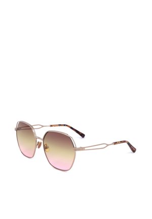 Occhiali da sole con montatura in metallo color oro chiaro, lenti sfumate rosa-marrone e terminali delle aste con motivo tartarugato su sfondo bianco.